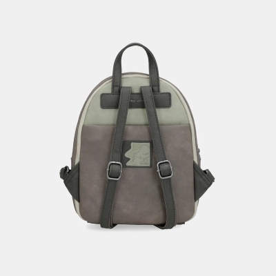 Mochila pequena cinzenta, bege e verde-oliva com alças ajustáveis e emblema frontal.