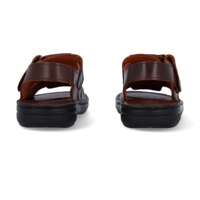 par de sandálias masculinas castanhas de couro vistas por trás