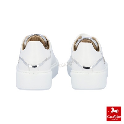 Par de sapatilhas brancas com detalhes prateados e sola espessa branca