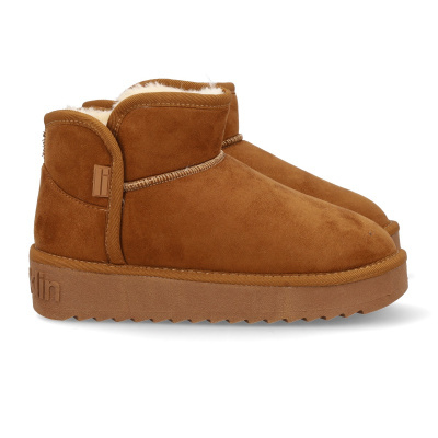 Botas castanhas de camurça com pelo branco e sola de borracha