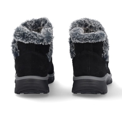 Botas pretas de camurça com forro de pelo cinza claro vista de trás