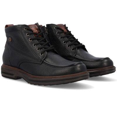 Botas masculinas pretas em pele com atacadores e sola castanha