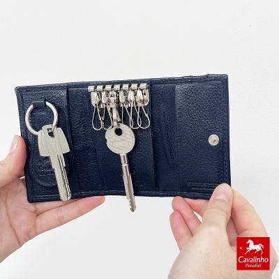 Porta-chaves em pele preta com chaves e ganchos metálicos