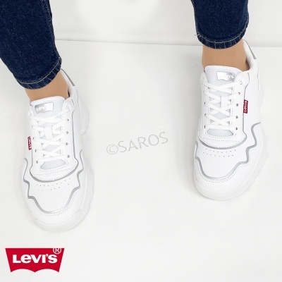 Ténis brancos Levi's com detalhes cinzento claro e logo vermelho