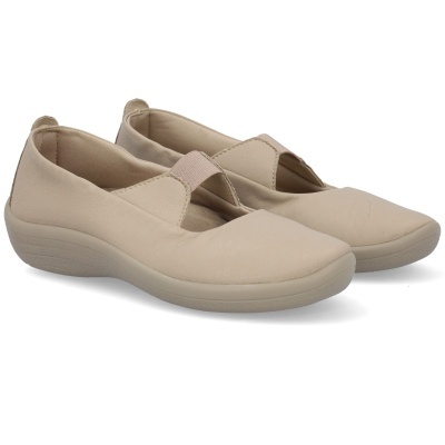 Sapatos femininos bege com sola robusta e faixa elástica sobre fundo branco