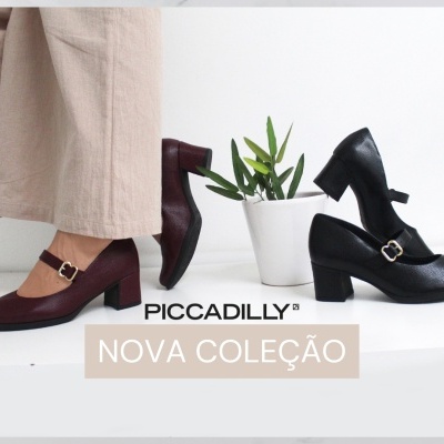 Sapatos de salto alto tipo boneca vinho e preto com fivela junto a planta em vaso branco