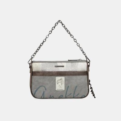 Mala de mão cinza e castanho com alça de corrente metálica e etiqueta ilustrada