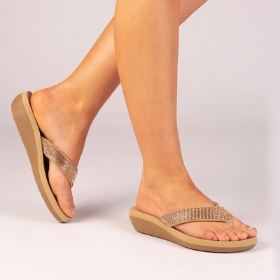 Sandálias castanho claro com tiras douradas brilhantes.