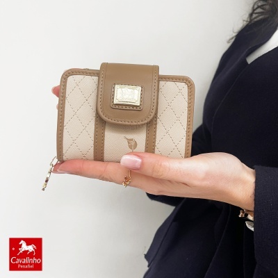 Carteira pequena bege e camel com fecho e zíper, com logótipo Cavalinho Penafiel