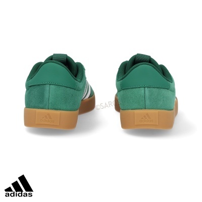 Sapatilhas Adidas verdes com sola castanha vista traseira