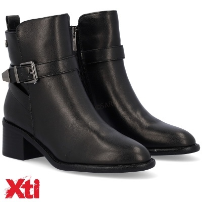 Botas pretas femininas com fivela metal prateado, salto médio, sobre fundo branco com logótipo Xti