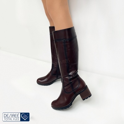 Botas altas castanho escuro em pele com salto médio grosso