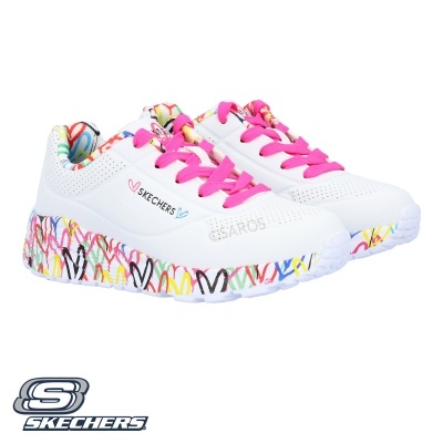 Ténis brancos Skechers com atacadores rosa e sola com padrão colorido