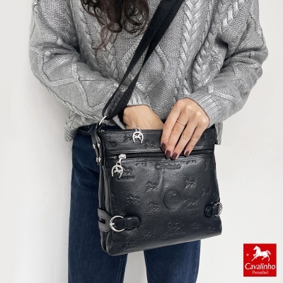 Mala preta em pele gravada padrão cavalos com fechos metálicos prateados