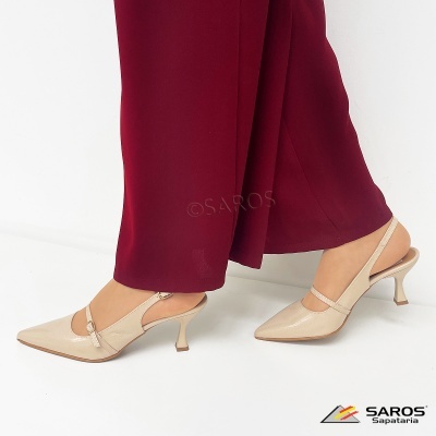 Sapatos bege de salto médio com tira fina, com roupa vinho