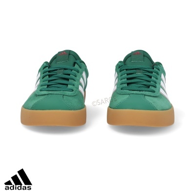 Ténis verdes Adidas com sola castanha e detalhes brancos