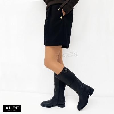 Bota alta preta de mulher em couro com fivela lateral