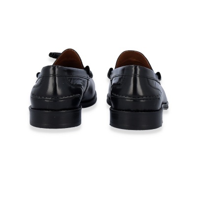 Sapatos masculinos pretos em couro vistos de trás