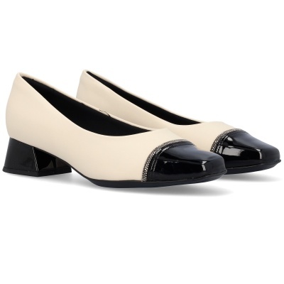 Sapatos de salto baixo creme com ponta preta verniz e detalhe prateado