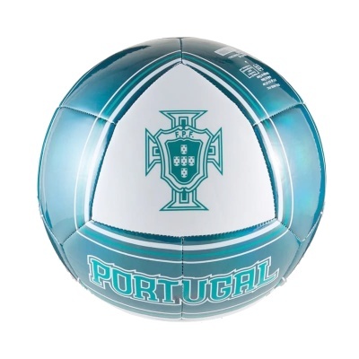 Bola de futebol azul e branca com escudo da F.P.F. e texto PORTUGAL