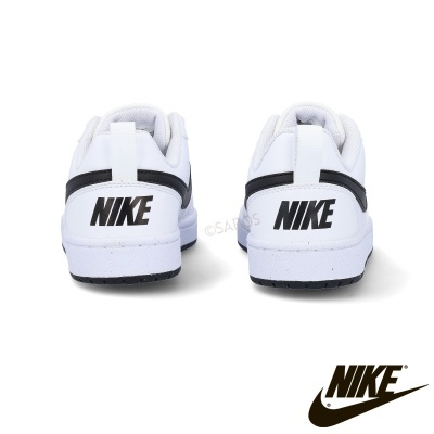 Sapatilhas brancas Nike vista de trás, com logotipo preto e detalhes em preto.