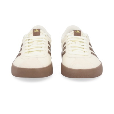 Par de ténis Adidas brancos com riscas castanhas e sola castanha