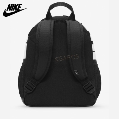 mochila preta Nike vista de trás com alças acolchoadas e logótipo