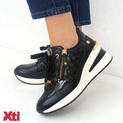 Ténis femininos pretos com sola branca e detalhes dourados