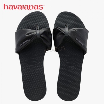 Chinelos Havaianas pretos com laço nas alças e sola texturizada