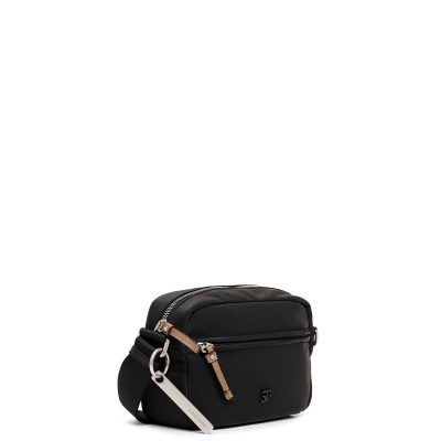 Bolsa tiracolo preta com detalhes castanhos e pendente metálico