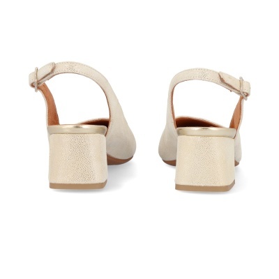 Sapatos de salto médio creme com fecho de fivela vistos de trás