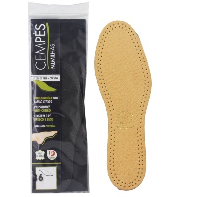Palmilha castanha clara de pele com perfurações e embalagem com etiqueta preta e branca