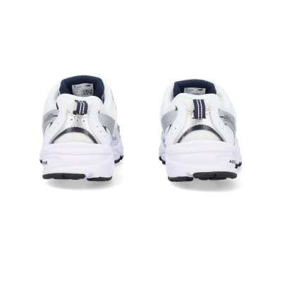 Par de ténis desportivos brancos com detalhes em cinzento e azul escuro