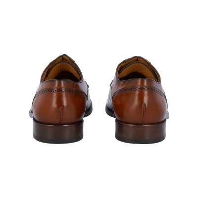 Sapatos sociais masculinos castanhos em pele vistos de trás
