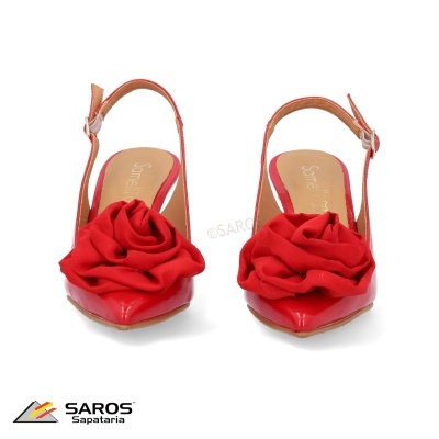 Sandálias vermelhas com flores de tecido e tira ajustável no calcanhar