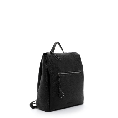 Mochila preta de pele texturada com bolso e alça em fundo branco