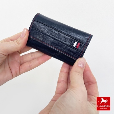 Carteira preta em pele com costura vermelha e logótipo Cavalinho.