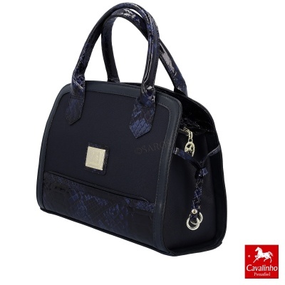 Bolsa feminina preta com detalhes em padrão cobra azul escuro e alças robustas