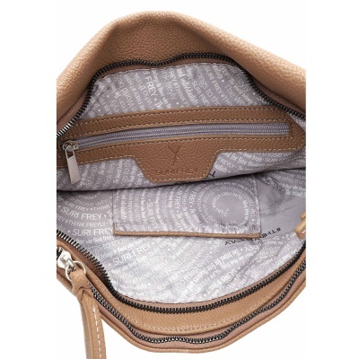 Interior de mala castanha com bolso com fecho e forro cinzento estampado com texto SURI FREY