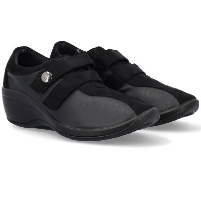 Sapatos pretos para senhora em pele e camurça com fecho em velcro e sola de borracha
