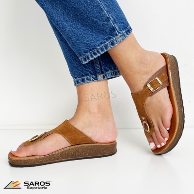 Sandálias femininas castanhas com fivela dourada e sola castanha escura