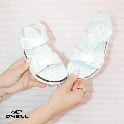 Sandálias brancas com fivelas e sola castanha