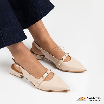 Sapatilhas rosa clarinho com tira de tachas douradas e salto baixo