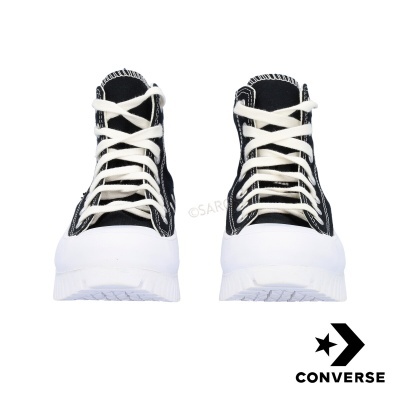 Ténis Converse pretos e brancos de cano alto de frente