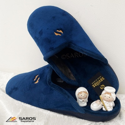 Par de chinelos azuis com miniaturas decorativas