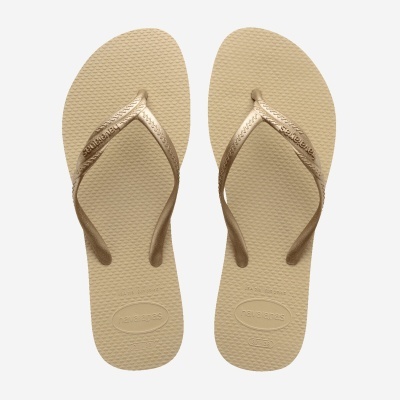 Chinelos Havaianas bege com tiras bronze e texturas na sola.