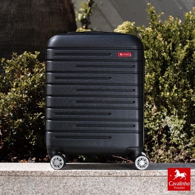 Mala rígida preta com rodas e etiqueta Cavalinho Portugal
