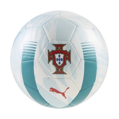 Bola de futebol azul claro e branco com emblema F.P.F. e logotipo Puma vermelho
