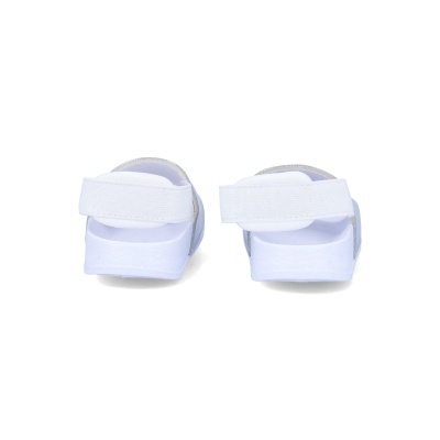 Sandálias brancas com tiras de velcro vistas de trás, com sola branca.