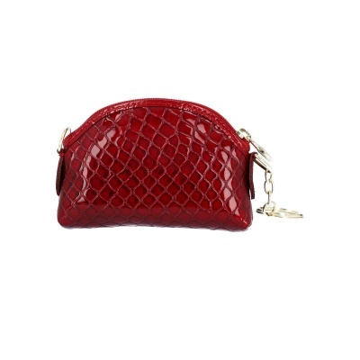 Bolsa pequena vermelha com padrão de pele de crocodilo e fecho dourado